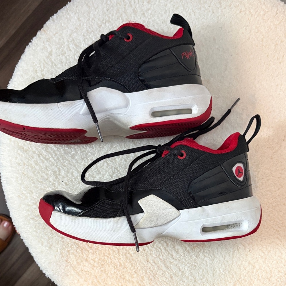 Nike Youth Air Jordan Max Aura size 4.5 Y